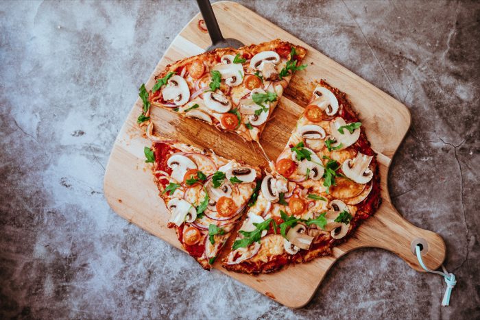 Nízkosacharidová a bezlepková pizza, která je naprosto jednoduchá a z alternativních těst na pizzu nejvíce připomíná tu klasickou. 