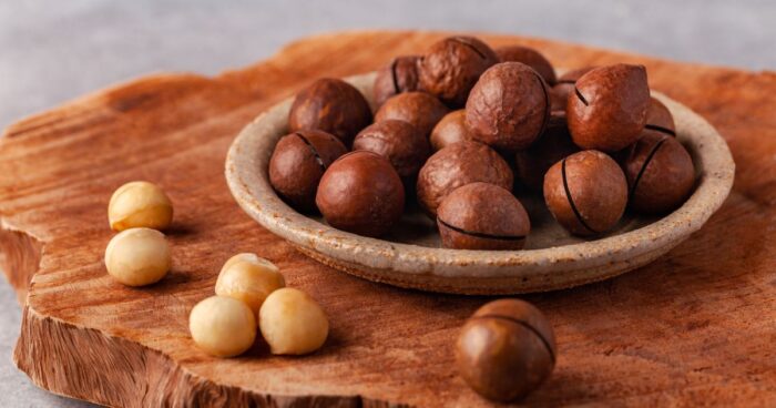 Makadamové ořechy jsou známé svou lahodnou krémovou chutí. Obsahují velké množství tuků a jejich skořápka je nejtvrdší na světě. 