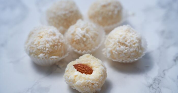 Do domácích Raffaello kuliček můžete dát dovnitř naturální mandle. Spojení ořechů s kokosem je vynikající.