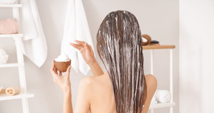 Kokosový olej je vhodný i do vlasů. Kokosový olej vlasy vyživuje a dodá jim lesk.