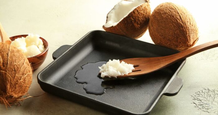Rafinovaný kokosový olej má kouřový bod až 232 °C. U nerafinovaného kokosového oleje je to kolem 178 °C až 200 °C. 