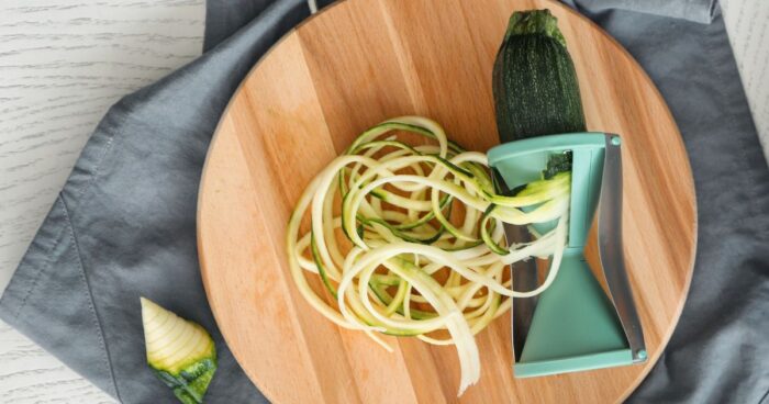 Pomocí speciálního nástroje (spiralizéru) nakrájíte cuketu do tenkých nudliček, které vypadají jako špagety z cukety.