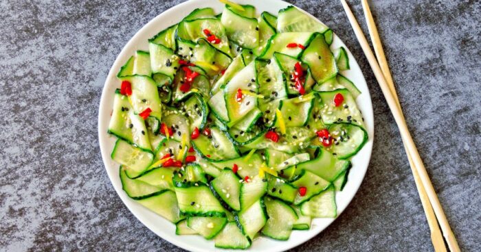 Okurkový salát z Asie okouzlí svou osvěžující kombinací okurek, čerstvých bylinek a exotické asijské omáčky.






