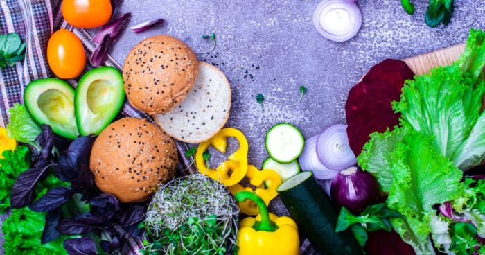 Veganský burger představuje skvělou alternativu pro všechny milovníky grilování, kteří si chtějí užít bohatou chuť bez masa.