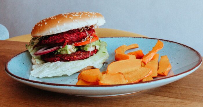 Veganský burger nejlépe chutná s dýňovými, batátovými a bramborovými hranolky.