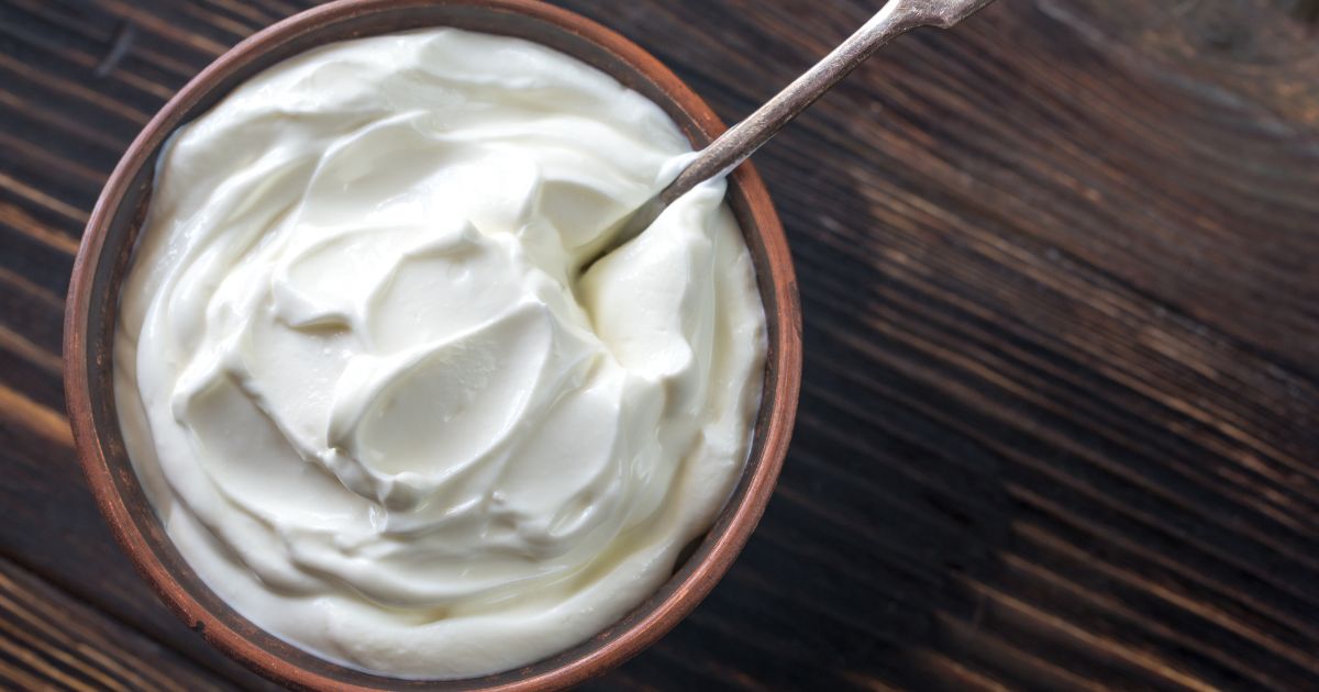 Řecký jogurt má hustou konzistenci a podobnou chuť jako podmáslí, proto také představuje další vhodný způsob, čím nahradit vejce při obalování. Použijte ho ve stejném množství jako podmáslí, tedy 1/3 jogurtu místo 1 vejce.